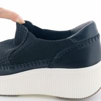 両サイドにあしらったゴムで履き口がワイドに広がり、するっと履けます