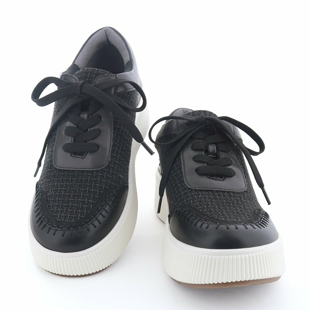 コーデに馴染みやすいブラックカラーで幅広く使えます