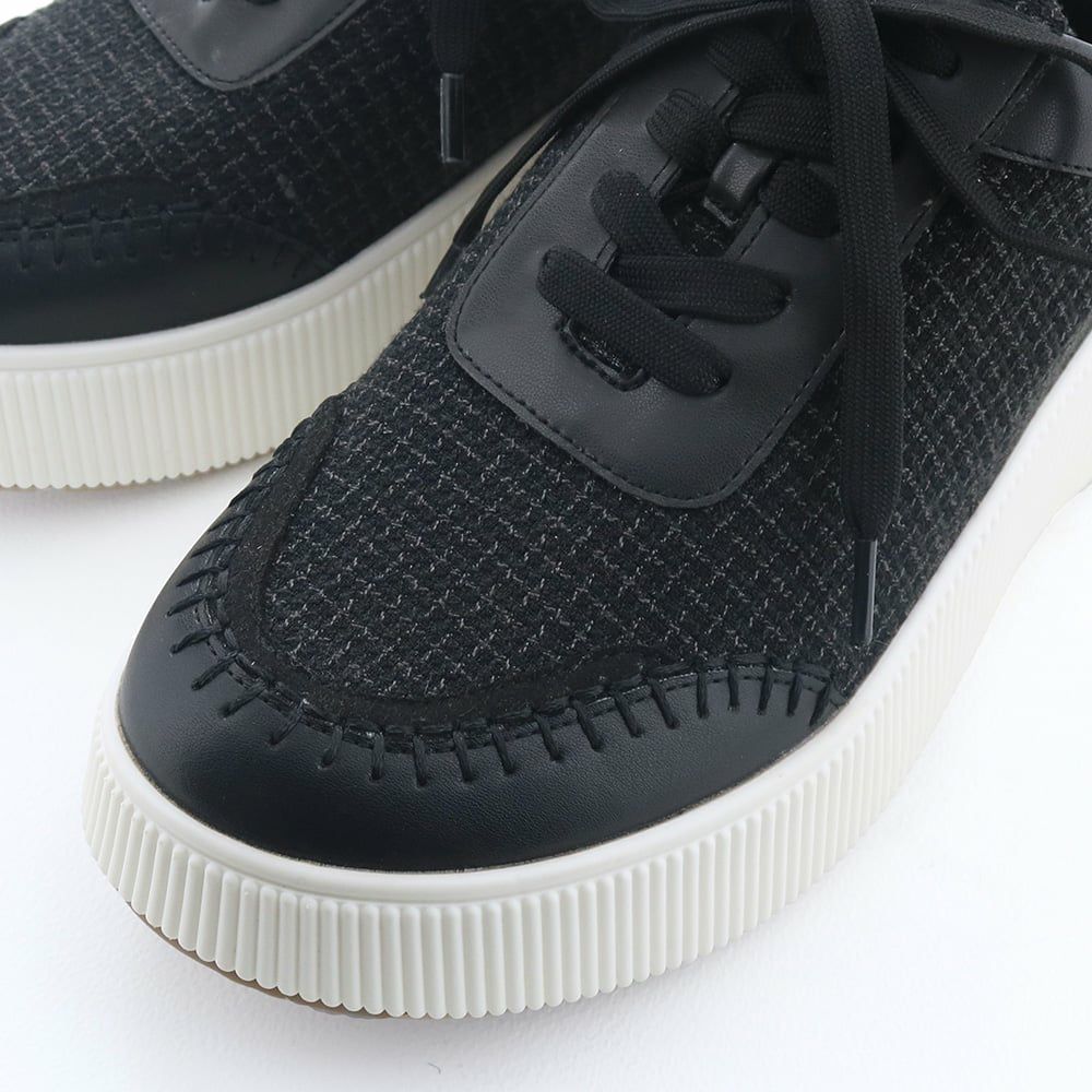 コの字のステッチや素材感で他にはない個性が光ります