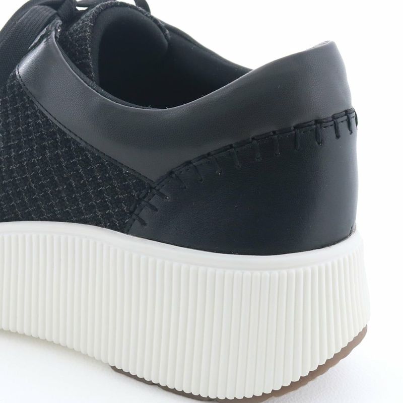 後姿もぬかりなし。手仕事感あるステッチワークがアクセントに