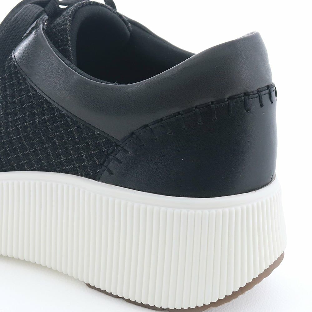 後姿もぬかりなし。手仕事感あるステッチワークがアクセントに