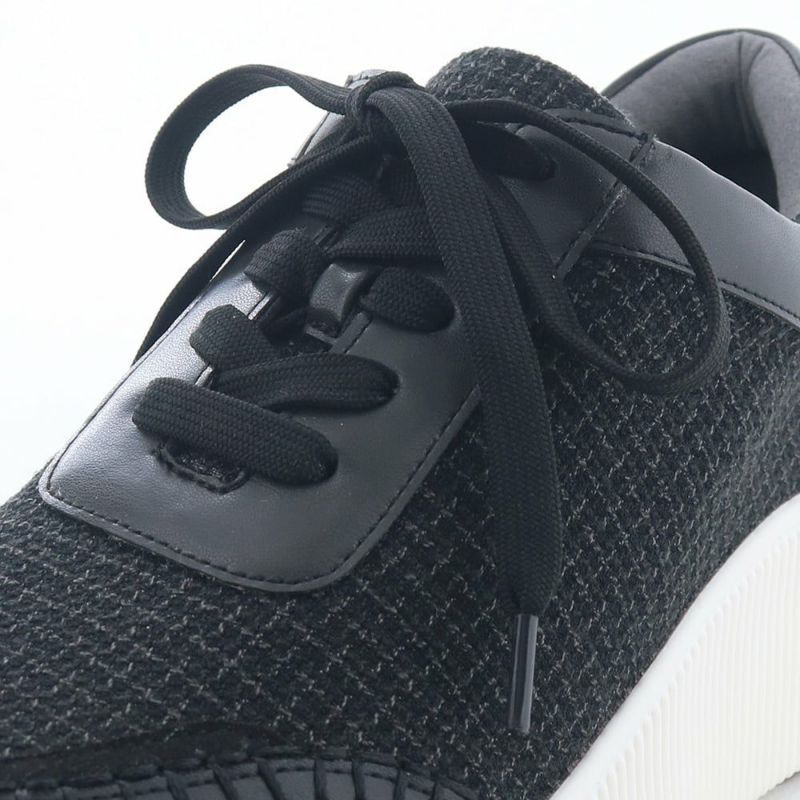 幅は紐で調節。足のコンディションに合わせて