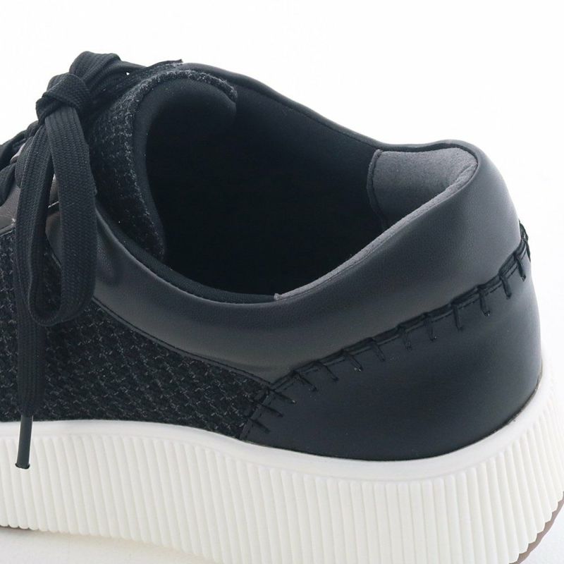 履き口やシュータンはスポンジ入りで足あたりソフトに