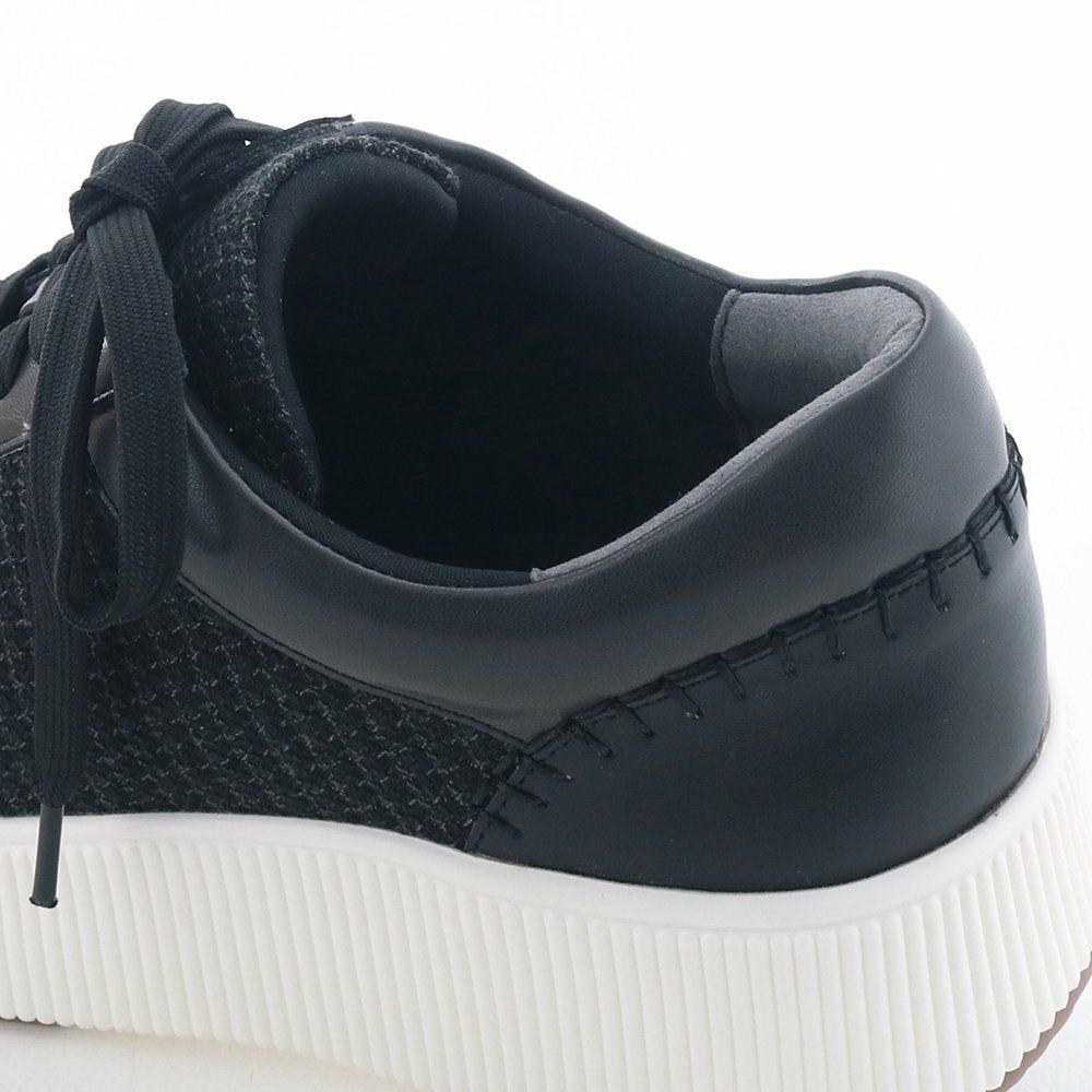 履き口やシュータンはスポンジ入りで足あたりソフトに