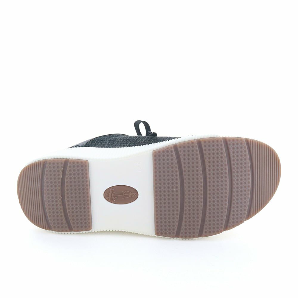 ソール全体に厚みがありヒール傾斜はたったの2.0cm