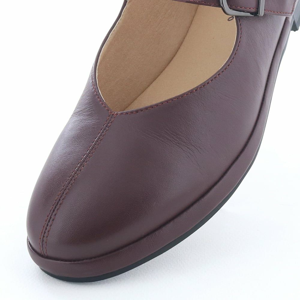 やさしいラウンドトゥで指先までゆったり