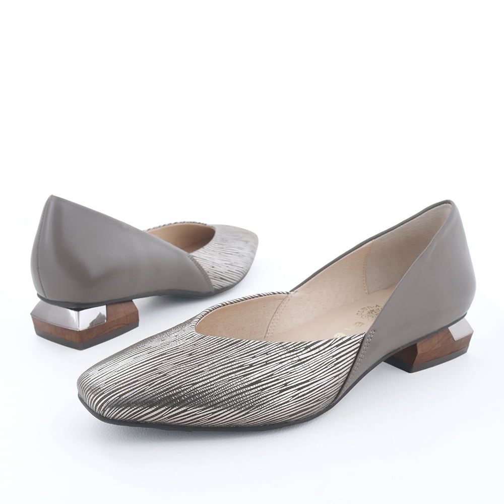 新色グレージュコンビ。メタリックの華やかさと落ち着いた色味が、足もとに品よく映える一足