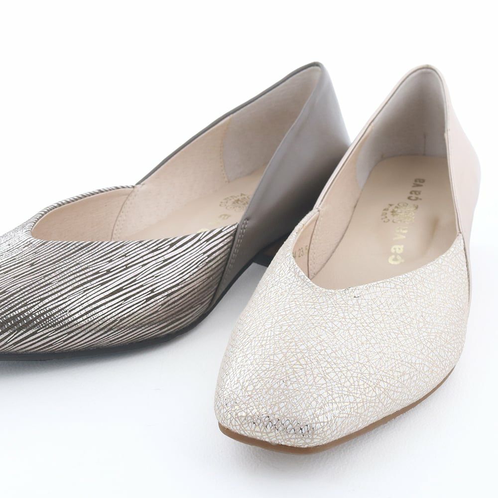 プラチナやグレージュコンビはキラッと光るメタリックカラーで足元が一気に華やぎます