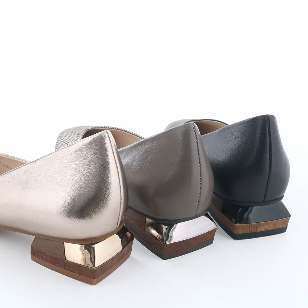 ウッドプリント×メッキの変形ヒールが後姿のアクセントに