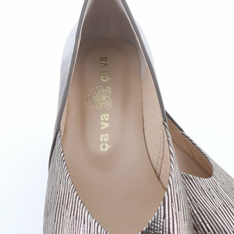 インソールはクッションを効かせ足裏も痛くなりにくい