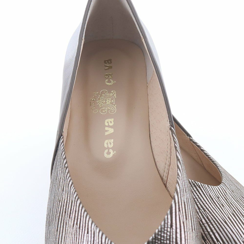 インソールはクッションを効かせ足裏も痛くなりにくい