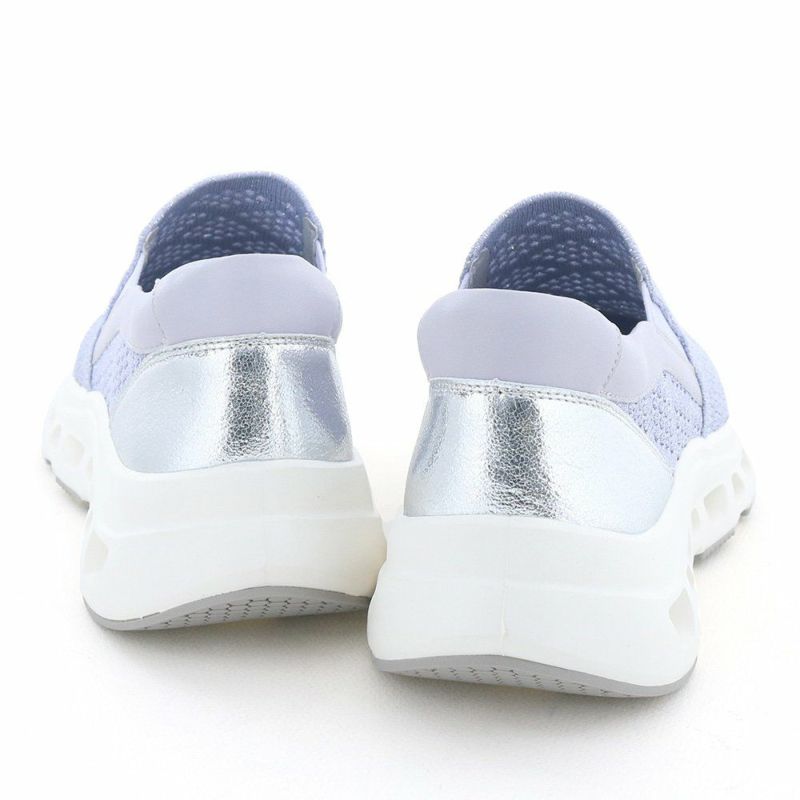 スポーティーな厚底ソールでアクティブに