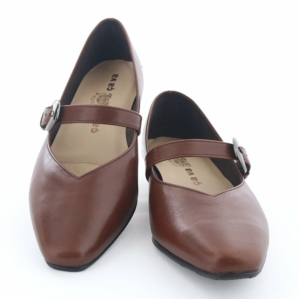 きちんと感がありながらも気軽に履ける大人のフラットシューズ