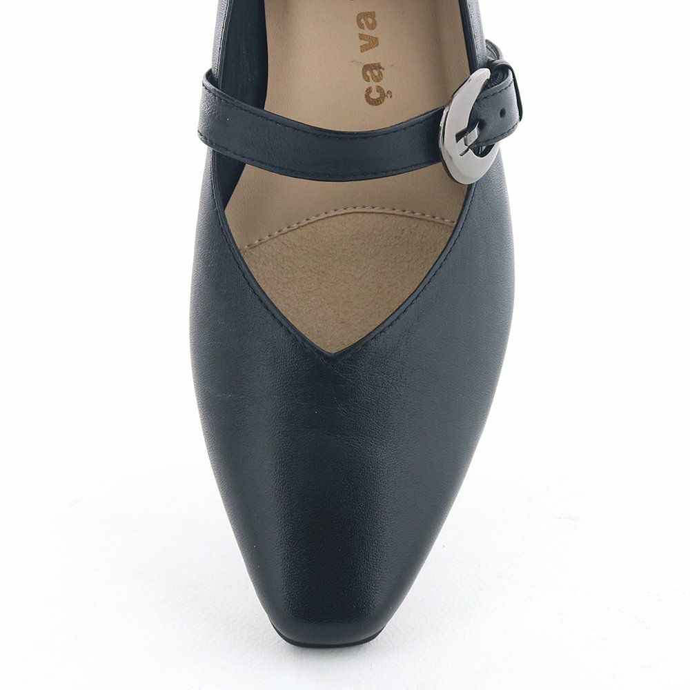 すっきり細スクエアトゥ。見た目よりゆったりで指先を締め付けません