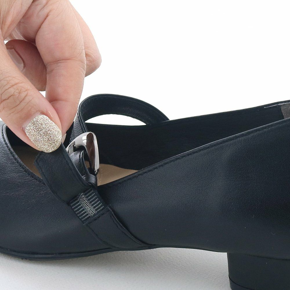 ベルトは裏ゴム仕様で外さずに履けます