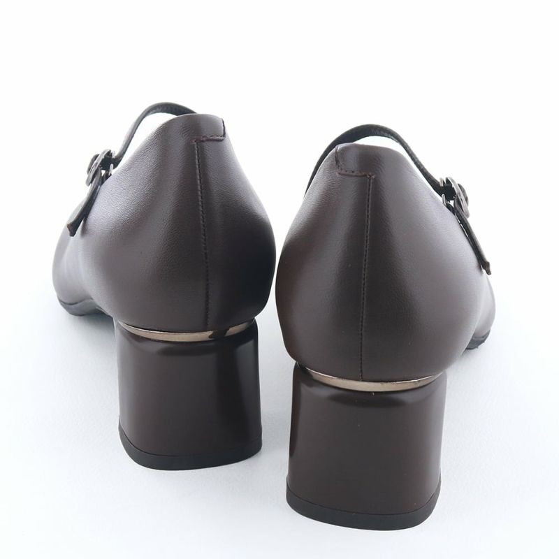 ヒールにあしらったメタル金具が後姿のアクセントに