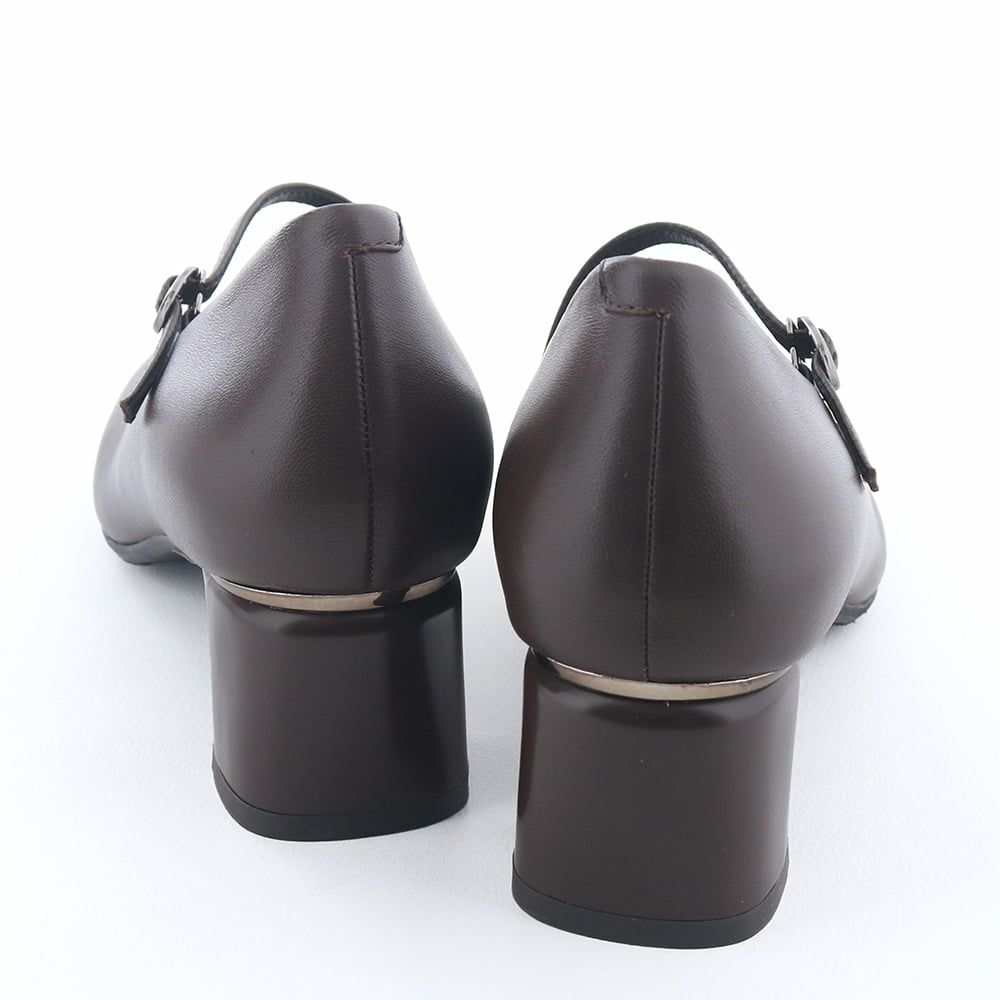 ヒールにあしらったメタル金具が後姿のアクセントに