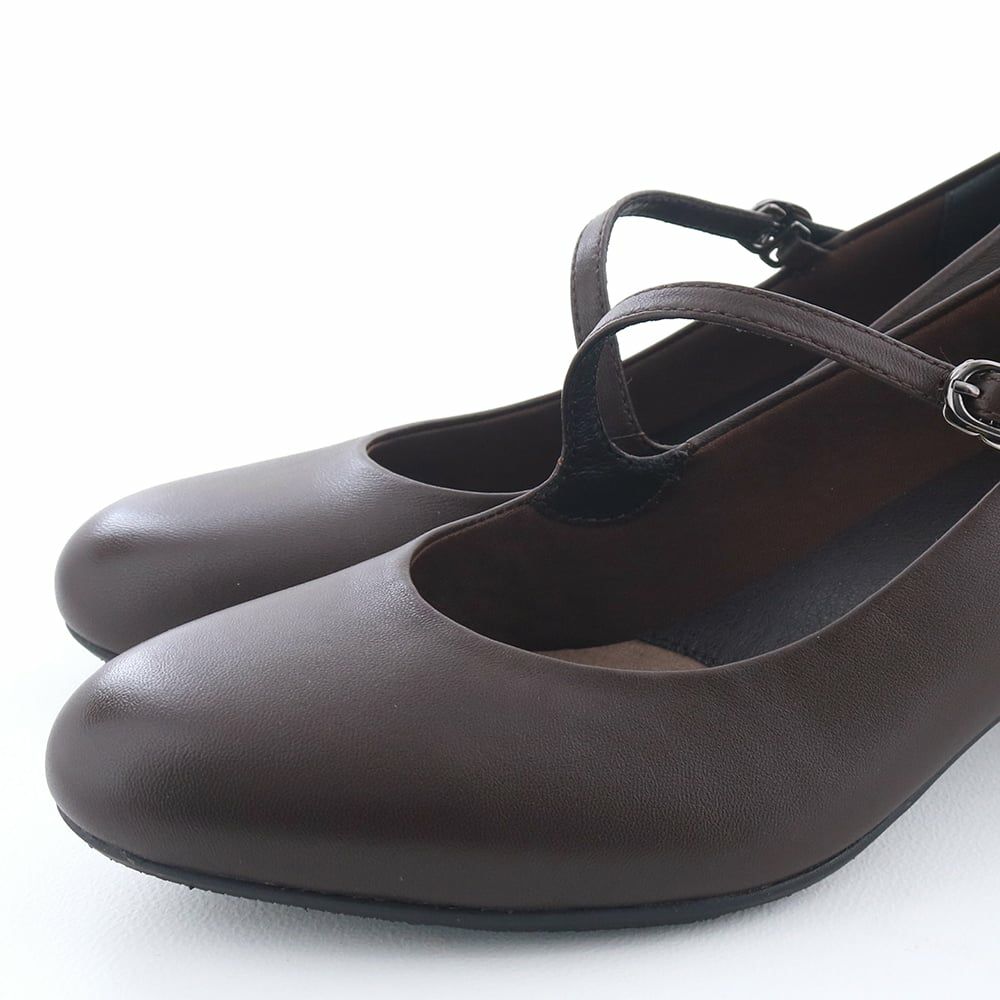 2025秋の新色はダークブラウン。深みある色味でカジュアル過ぎず、オフィススタイルにも◎