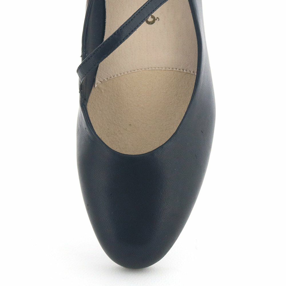 足元がきれい見えする、すっきりラウンドトゥデザイン