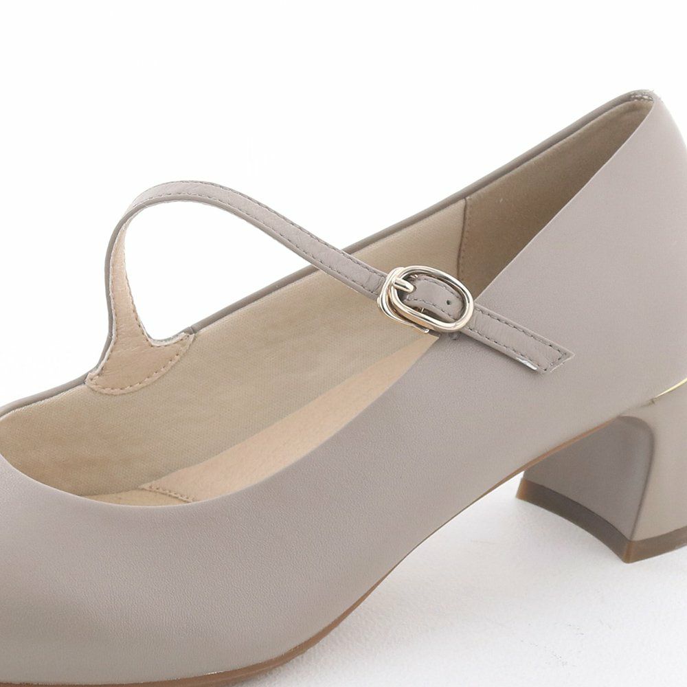 華奢なストラップは斜めに配置することで甲周りがほっそり見えます