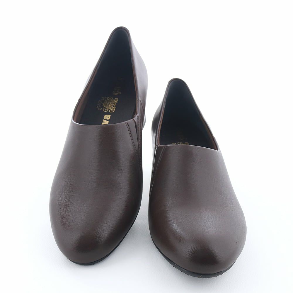 甲を深くカバーするシューティースタイルで安定感のある履き心地です