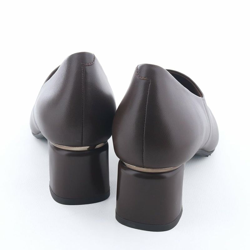 ヒールにあしらったメタル金具が後姿のアクセントに