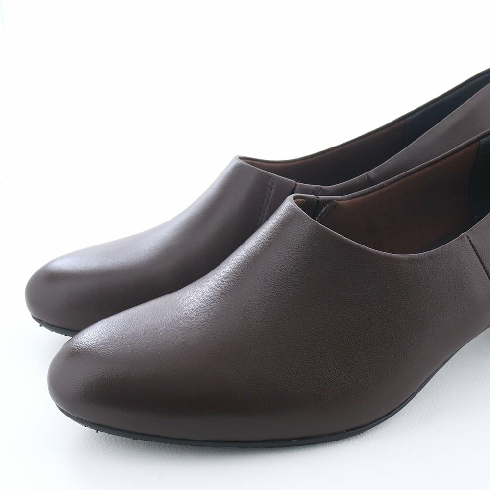 2025秋の新色はダークブラウン。深みある色でカジュアル過ぎず、オフィススタイルにもなじみます