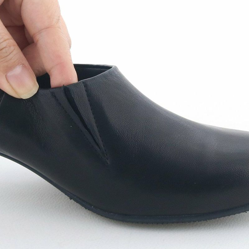 サイドのゴムで着脱しやすい。するっと足入れできます