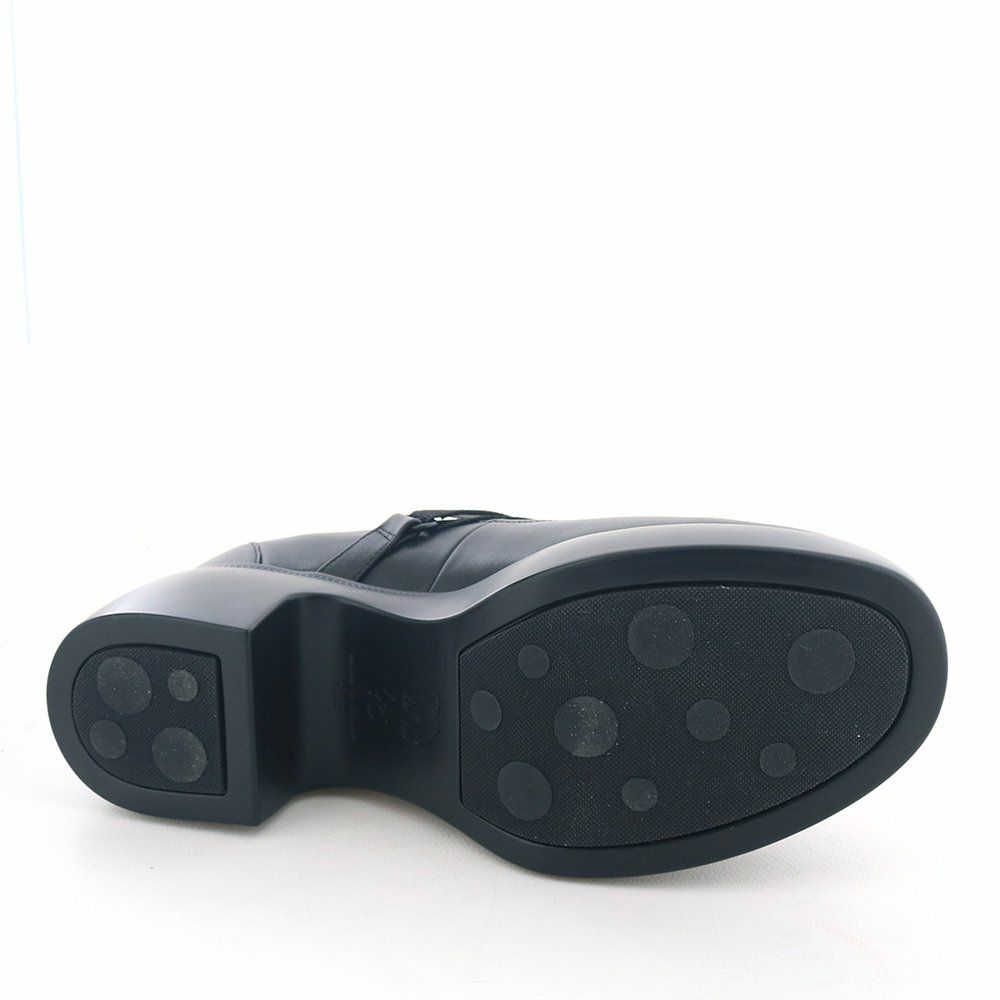 ソール全体に厚みがありヒール傾斜は2.5cmほど