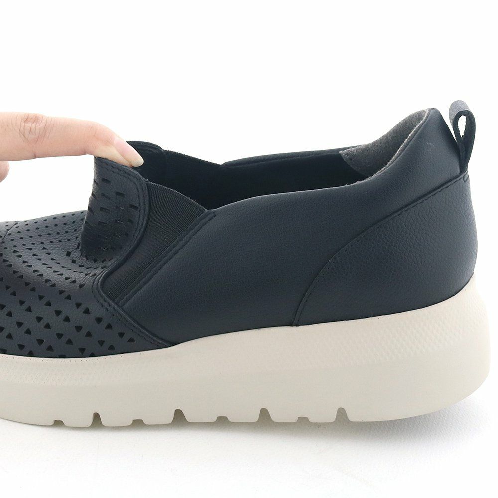 両サイドのゴムが大きく伸縮。足入れがスムーズです