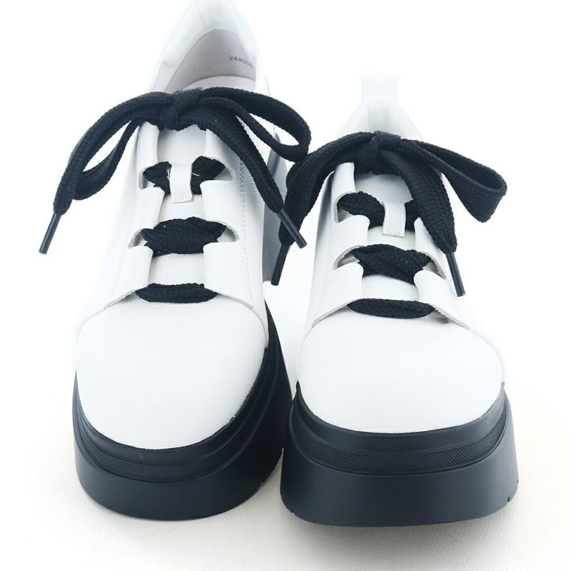 彩度のないモノトーンカラーでほんのりモードな佇まいです