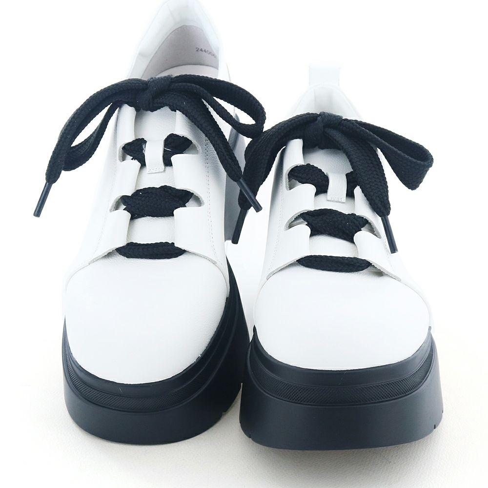 彩度のないモノトーンカラーでほんのりモードな佇まいです