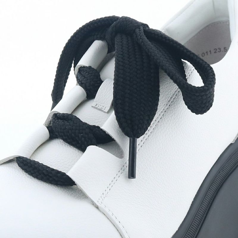 幅広のシューレースがまるでリボンのよう