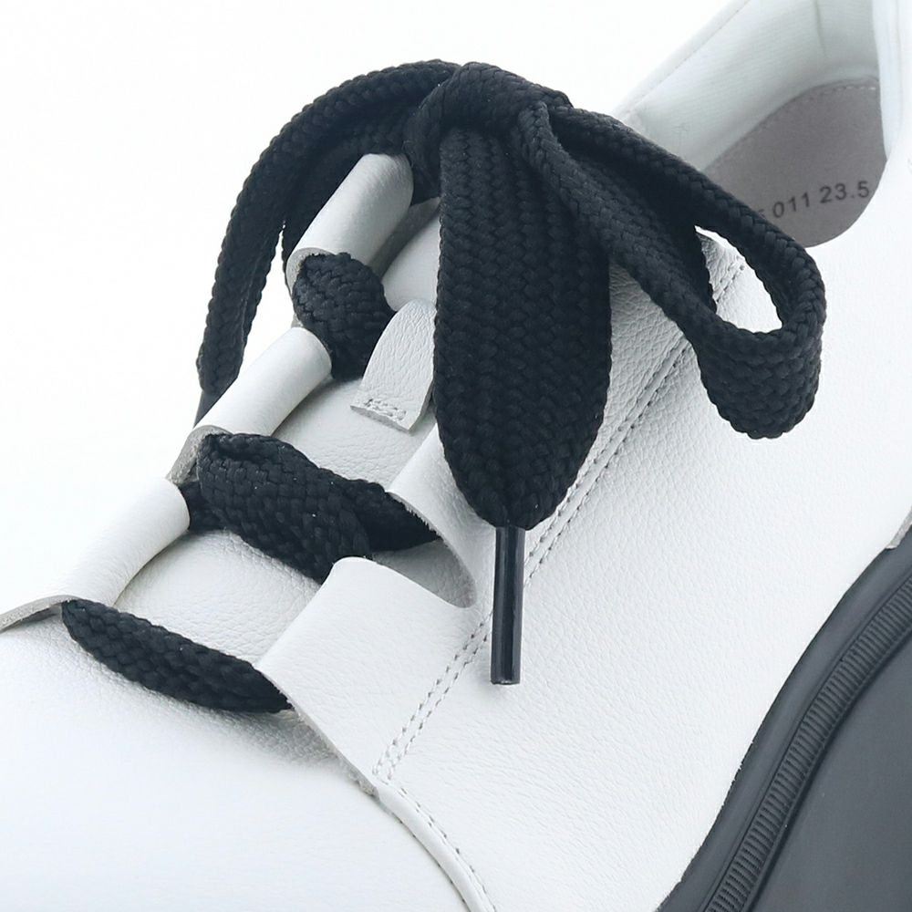 幅広のシューレースがまるでリボンのよう