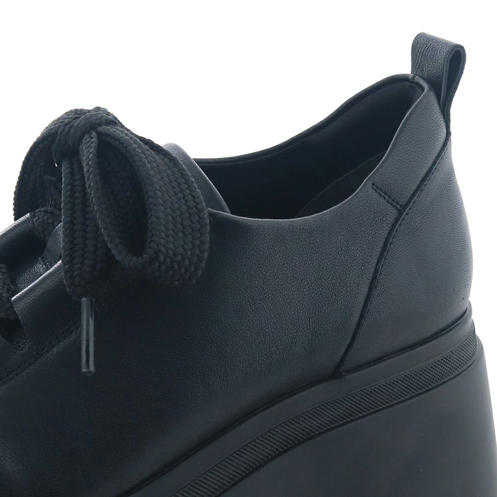 擦れやすい履き口まわりはクッションやスポンジで足あたりソフト