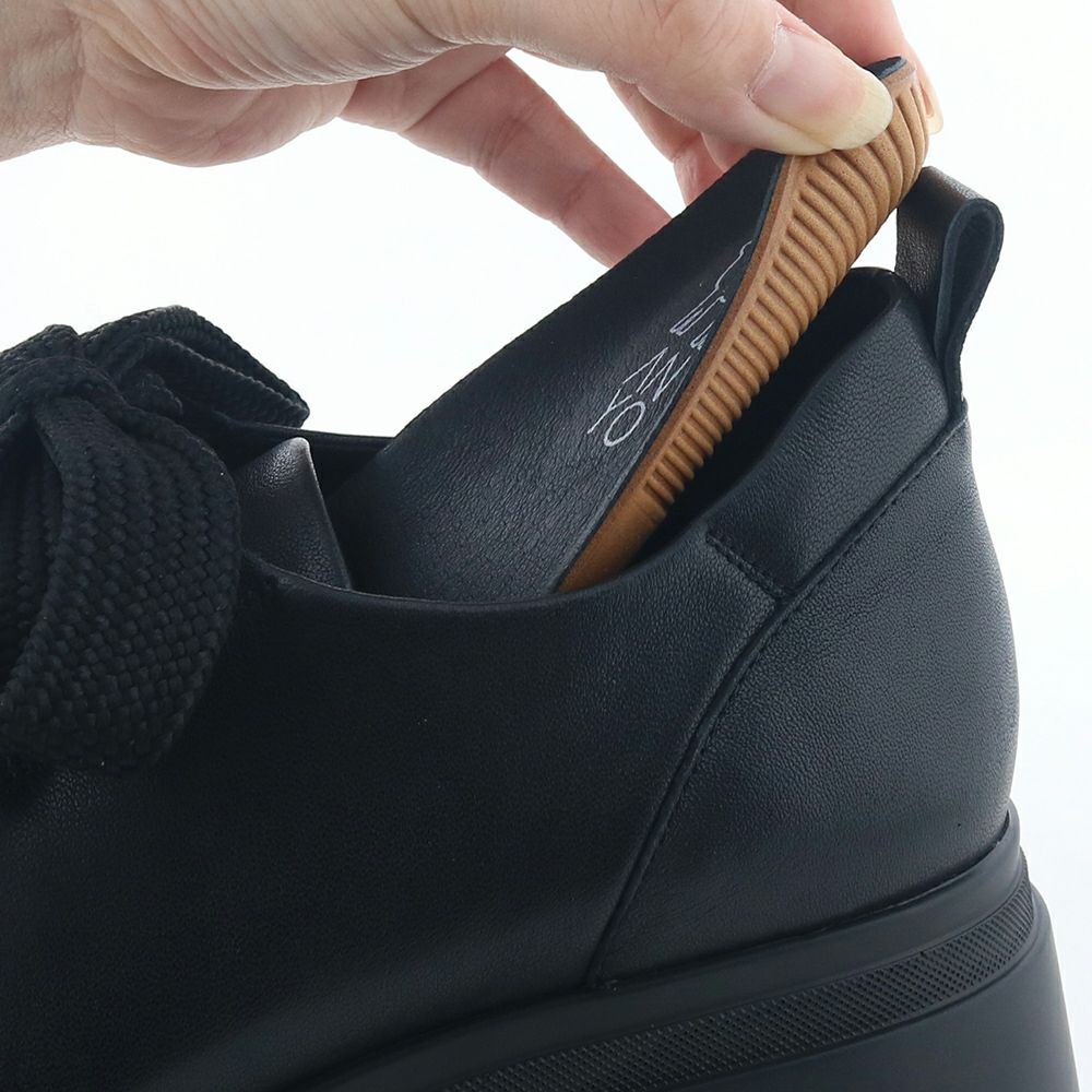 もちもちとした肉厚カップインソールで足裏も痛くなりにくい