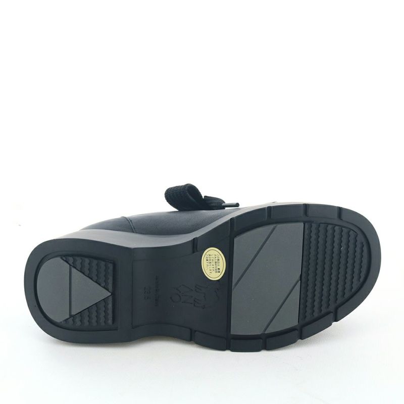 ソール全体に厚みがあるのでヒール傾斜は2.5cmほどです