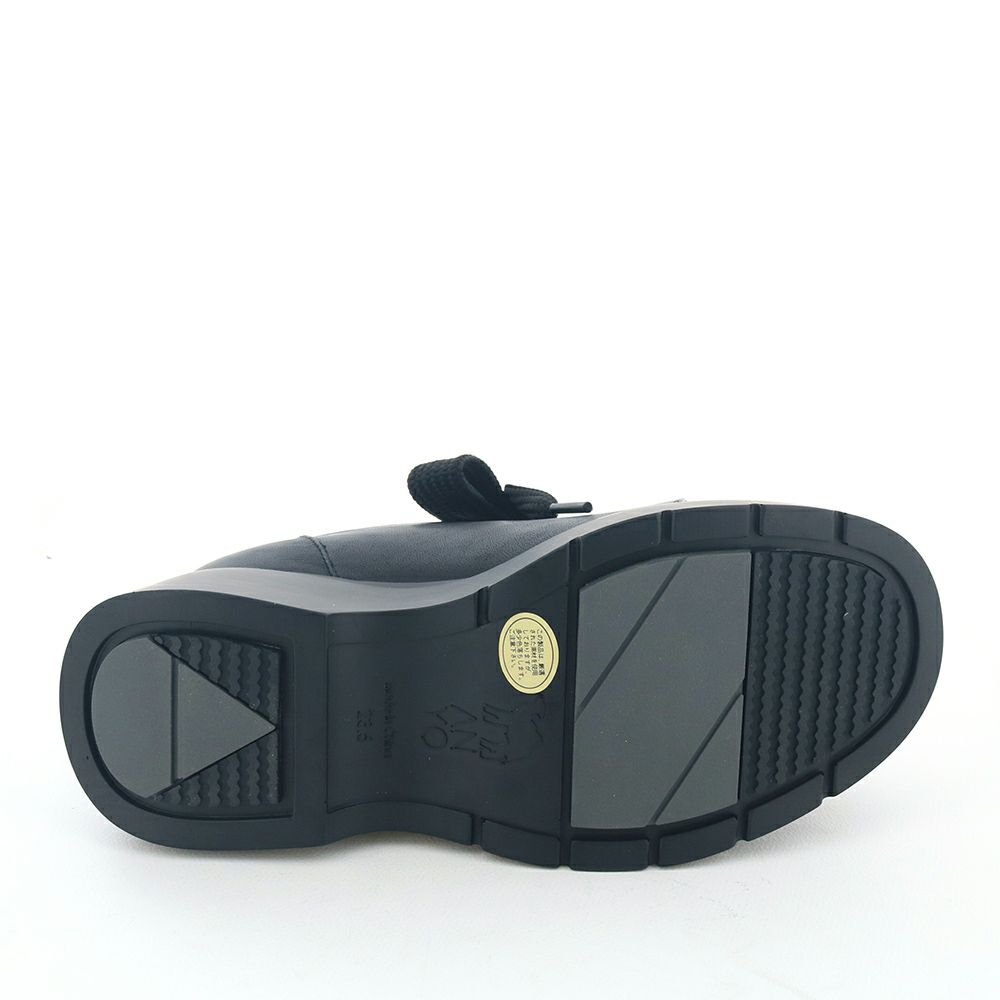 ソール全体に厚みがあるのでヒール傾斜は2.5cmほどです