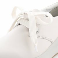 幅広のシューレースはリボンのよう。コーデの外しにも最適