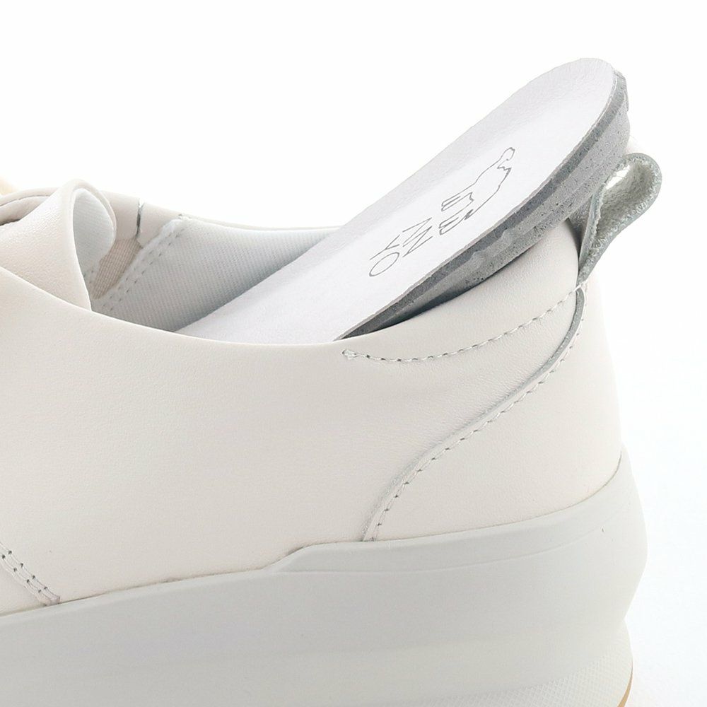 肉厚のカップインソールで足裏ふかふか。長時間の歩行も楽ちんです