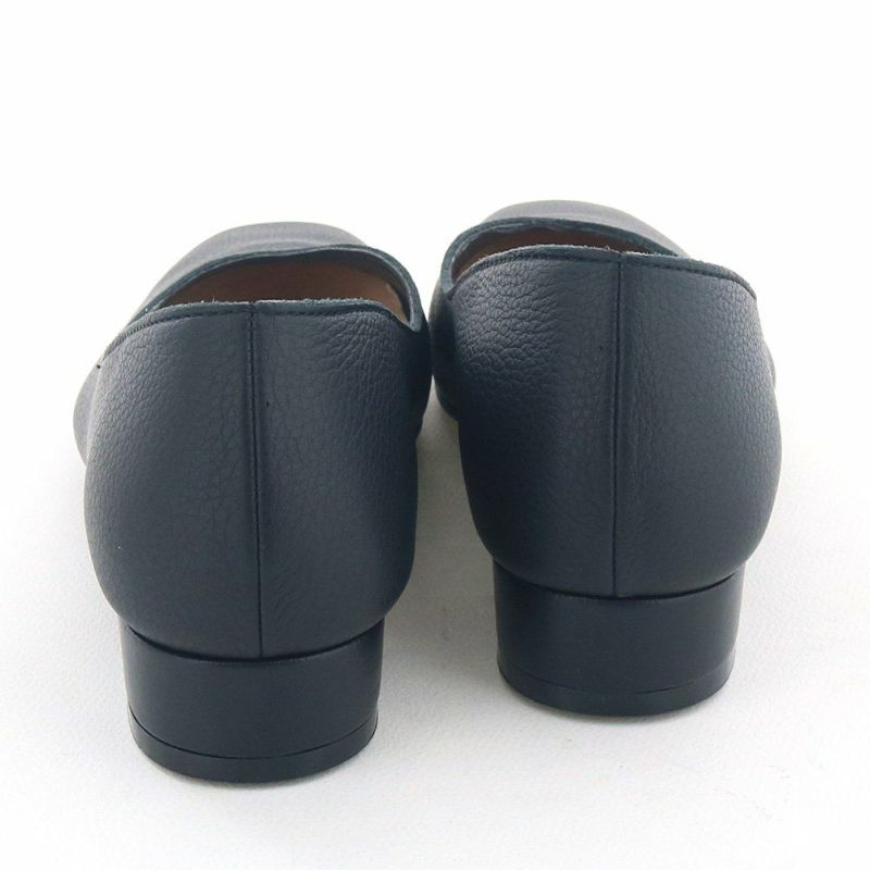 季節やシーンを問わず履ける便利な一足です