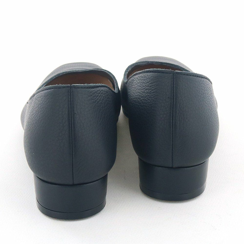 季節やシーンを問わず履ける便利な一足です