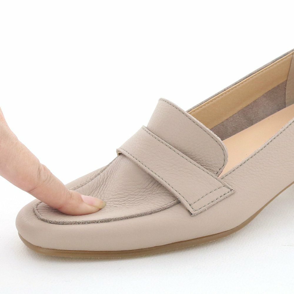 ソフトな仕立てで包み込まれる履き心地