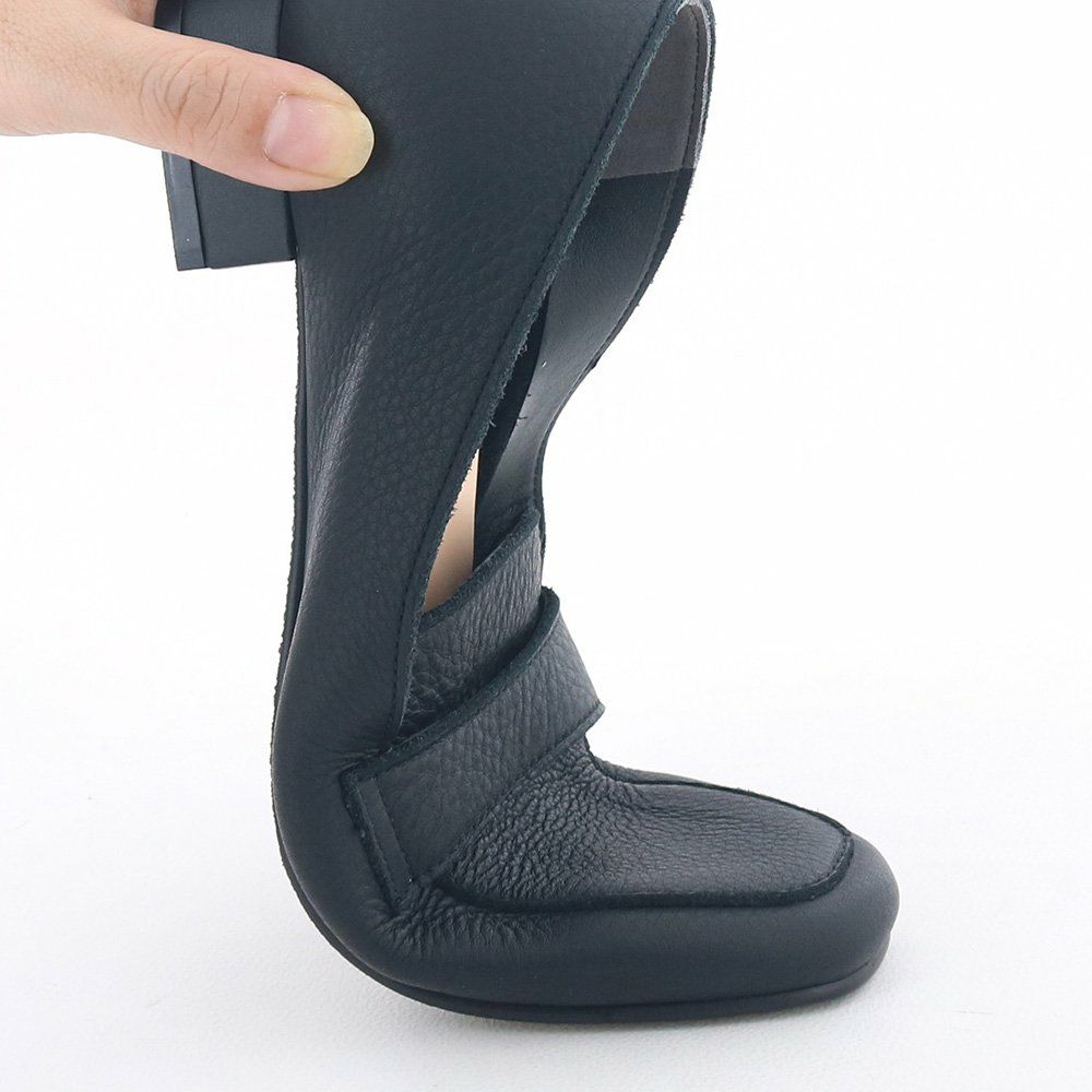 ソールは足に合わせて屈曲するので、歩行がしやすい