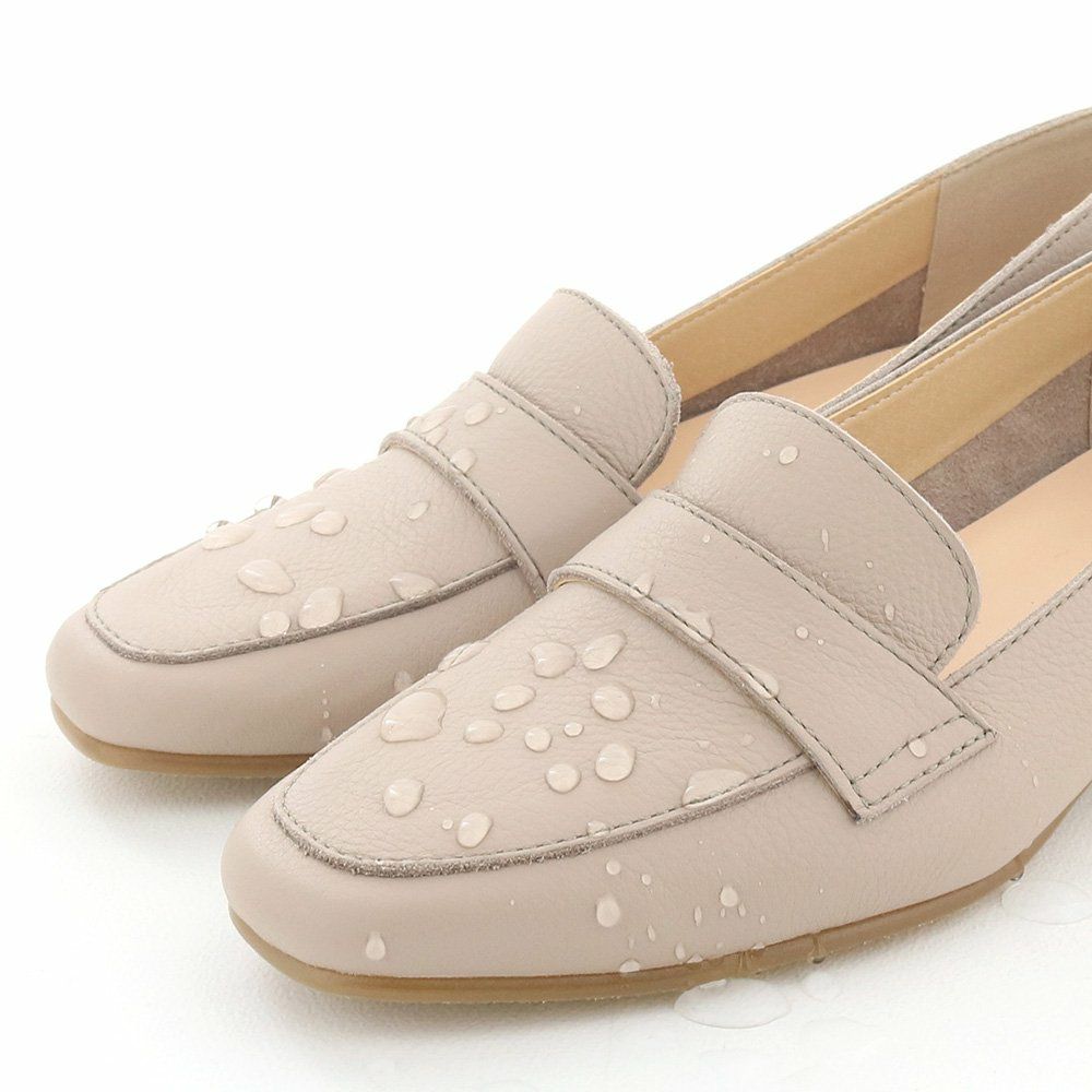 防水レザーで急な雨にも慌てない！