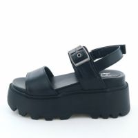 黒を効かせたモードな佇まいの厚底サンダル