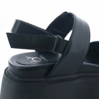 かかとのベルトは面ファスナーで足をしっかり固定できます