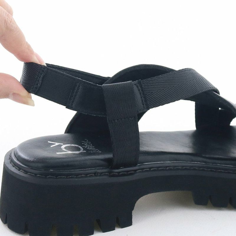 かかとストラップはゴム付き。しっかり足にフィットします
