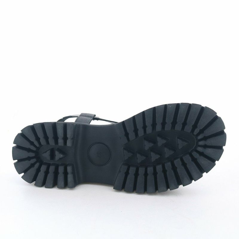 ソール全体に厚みがあり傾斜はたったの1.5cm