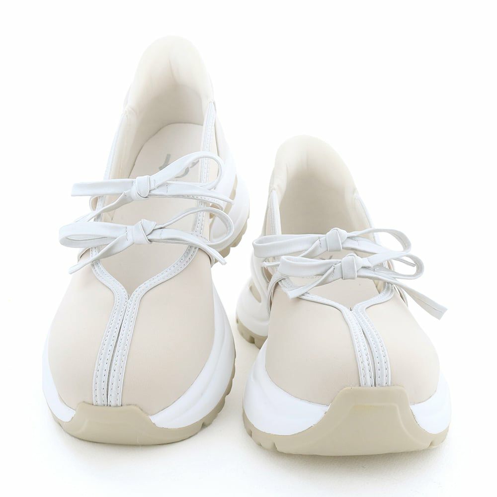 まるっとしたフォルムにダブルリボンで、どこまでも可愛らしい足元に